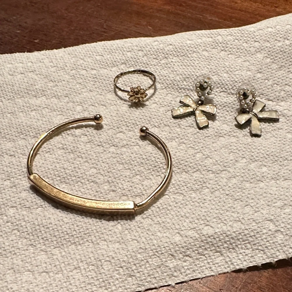 Elegant Gold Bracelet, Ring, and Earrings Set - Picture 1 of 13